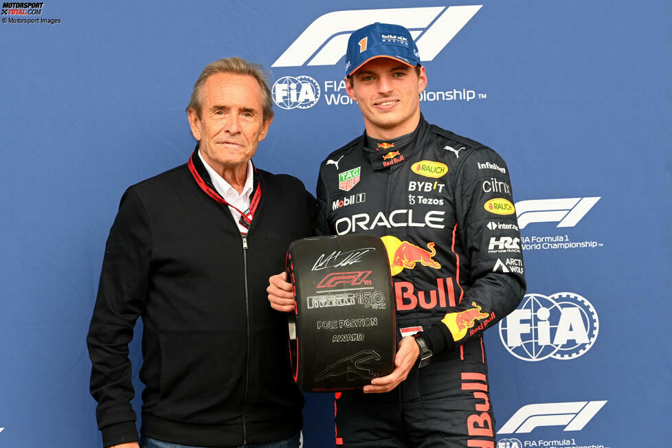 ... im Qualifying der Schnellste ist und auch den Award aus den Händen von Rennlegende Jacky Ickx entgegennehmen darf, die Poleposition für den Grand Prix geht an Carlos Sainz. Grund: Eine Motorenstrafe wirft Verstappen in der Startaufstellung zurück. Er ist nicht der einzige Fahrer, der Positionen verliert, und ...