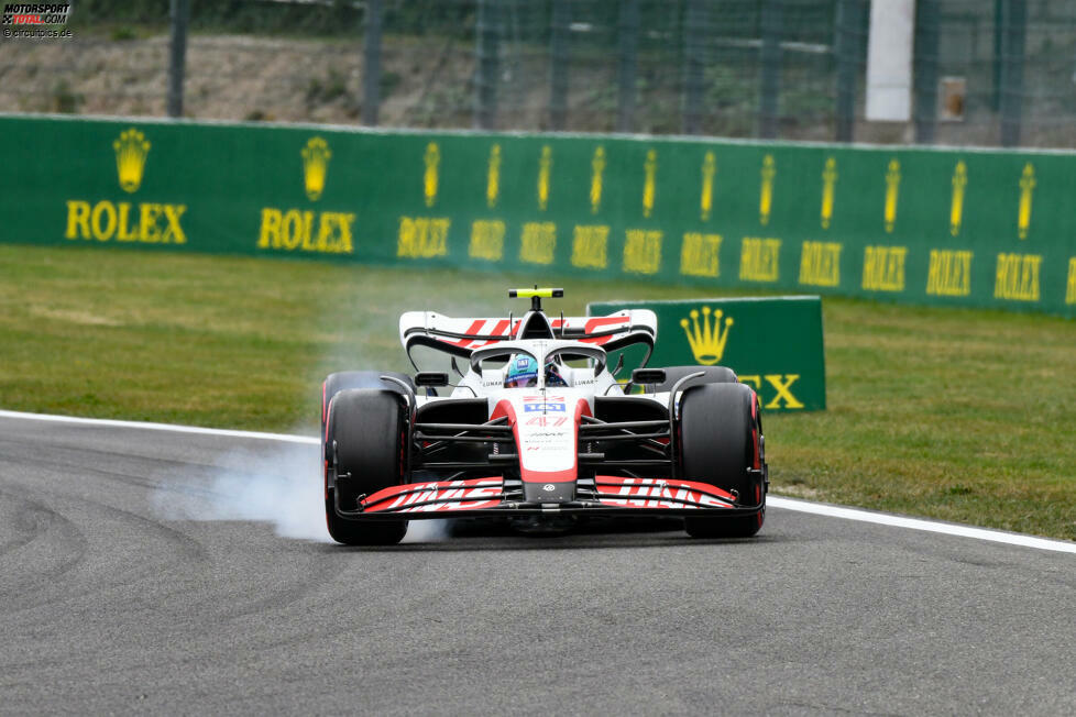 ... verläuft das Rennen aus der Sicht von Mick Schumacher im Haas VF-22: Er belegt, als einer von drei überrundeten Fahrern, die vorletzte Position und nimmt nichts Zählbares mit. Eine kleine Überraschung gelingt dagegen ...