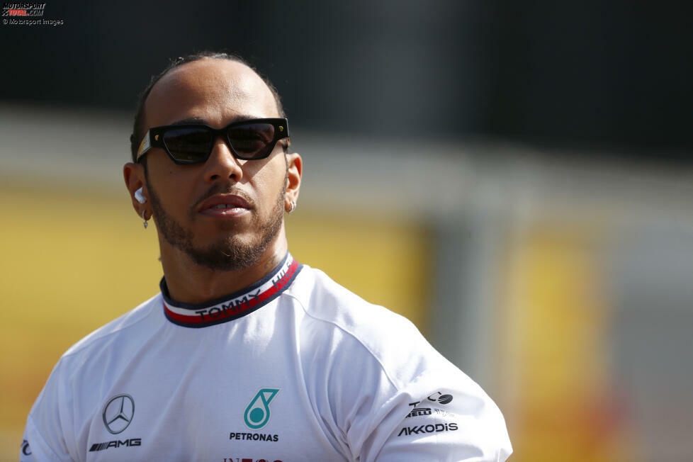 ... Lewis Hamilton im zweiten Mercedes, weil er in der ersten Runde eine Berührung mit Alonso auslöst, aufsteigt und sein Auto beschädigt. Wenige Meter später ist sein Rennen beendet. Ebenfalls gleich raus ist ...