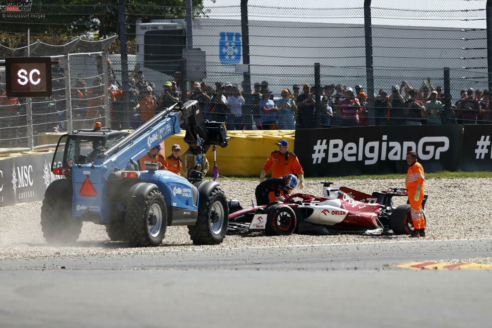 ... Valtteri Bottas im Alfa Romeo C42, weil er dem kreiselnden Nicholas Latifi im Williams FW44 ausweicht. Eine Berührung scheint es nicht zu geben, doch Bottas strandet im Kies. Keine Chance mehr! Dieses Kuddelmuddel nutzt ...