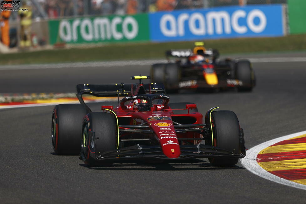 ... balgen sich Carlos Sainz im Ferrari F1-75 und Sergio Perez im zweiten Red Bull um die Position, die schließlich ebenfalls deutlich an Perez geht. Für Ferrari bleibt nur P3 in diesem Rennen, trotz Poleposition von Sainz. Dessen Teamkollege ...