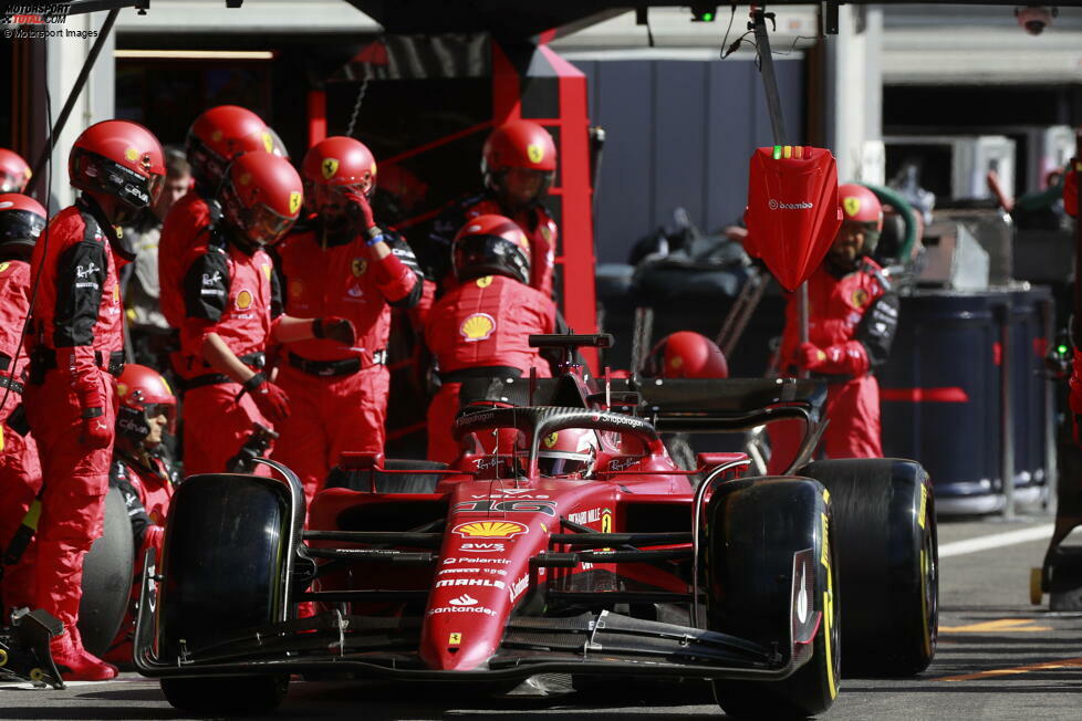 ... Charles Leclerc im zweiten Ferrari liegt eigentlich sicher hinter George Russell im Mercedes W13 auf P5, will dann aber noch den Bonuspunkt für die schnellste Runde und stoppt erneut. Eine Speeding-Strafe wirft ihn dann zurück auf P6! Es profitiert ...