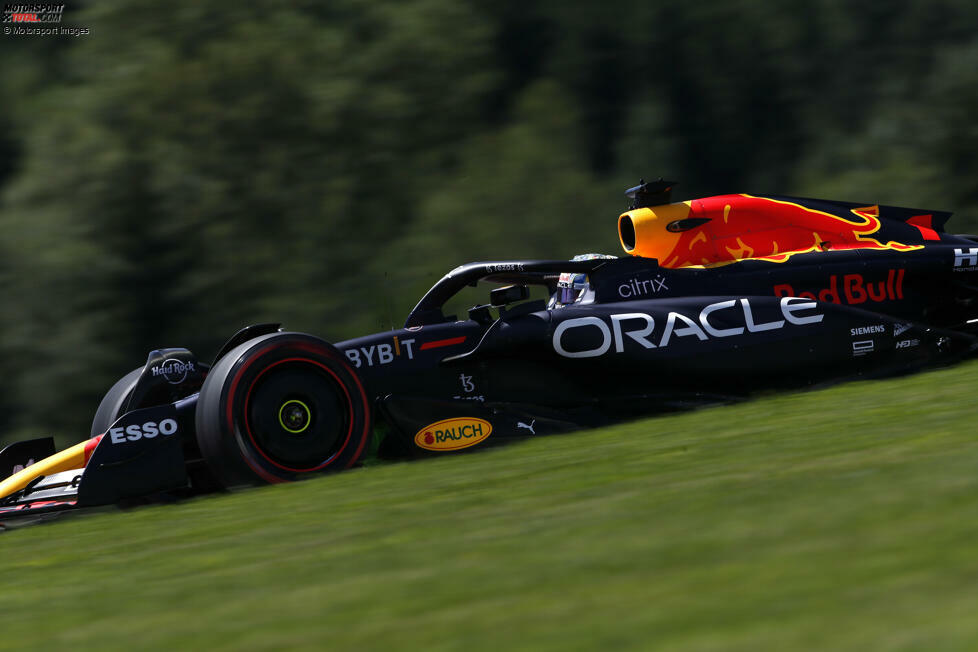 WM-Spitzenreiter Max Verstappen im Red Bull RB18 belegt im ersten Freien Training in Spielberg auf trockener Strecke den ersten Platz. Auf Soft fährt er 1:06.302 Minuten und liegt damit zweieinhalb Zehntel vor Charles Leclerc im Ferrari F1-75. Platz drei geht an George Russell im Mercedes W13. Ein Problem ...