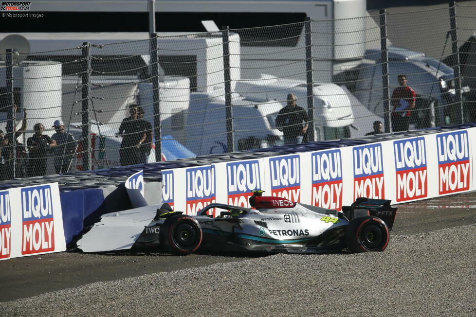 ... weitere Rotphasen. Die erste verursacht Lewis Hamilton mit dem Mercedes W13 in Q3, als er in Kurve 7 abfliegt und einschlägt. Damit bleibt für ihn nur P10 in der Startaufstellung für den Sprint am Samstag. Doch es kommt noch dicker für die Silberpfeile, weil ...