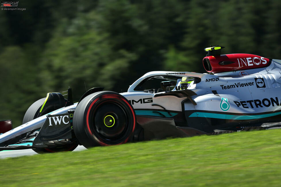 ... Lewis Hamilton nach seinem Crash im Qualifying am Freitag. Mercedes baut ihm das Ersatzchassis neu auf, setzt auch ein anderes (gebrauchtes) Getriebe ein. Die Arbeiten ziehen sich hin bis 14 Minuten vor dem Ende des Trainings. Erst dann kann Hamilton hinausfahren. Im Sprint ...