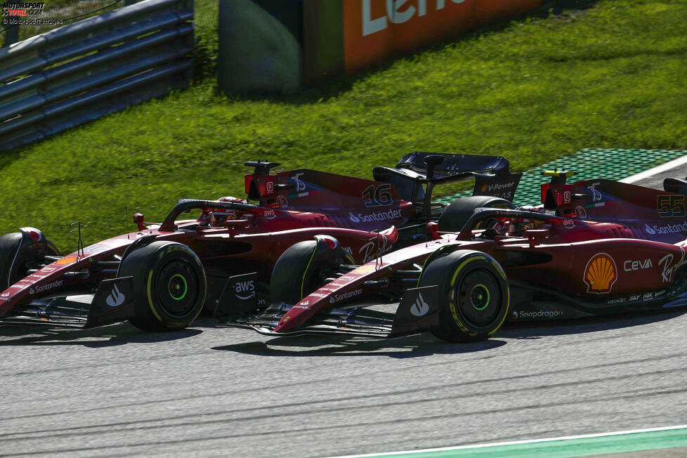 ... direkt hinter Verstappen zwischen den Ferrari-Fahrern Charles Leclerc und Carlos Sainz, die sich um P2 balgen. Am Ende hat Leclerc die Nase vorne, aber das Verhältnis der beiden wirkt unterkühlt. Cool bleibt ...