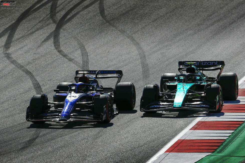 ... zunächst für Sebastian Vettel im Aston Martin AMR22, der von P20 kommend mit Soft schon nach wenigen Metern auf P14 liegt. Eine Berührung mit Alexander Albon im Williams FW44 aber sorgt für Vettels vorzeitigen Ausfall. Ganz vorne ...