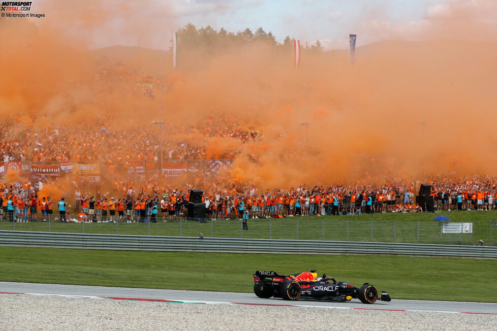 ... fährt Max Verstappen im Red Bull RB18 ein einsames Rennen und gewinnt nach 23 Runden überlegen - sehr zur Freude der vielen niederländischen Fans in Spielberg, die den Red-Bull-Ring zu einem wahren Tollhaus machen. Hoch her geht es auch ...