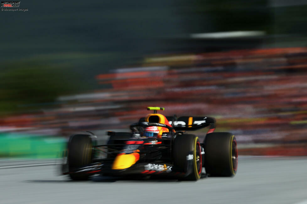 ... Sergio Perez im zweiten Red Bull RB18 von Startplatz 13 kommend: Er fährt im Sprint vor auf P5 hinter George Russell im besseren Mercedes W13 und sichert sich damit eine gute Ausgangslage für den Grand Prix am Sonntag. Auf P8 ...