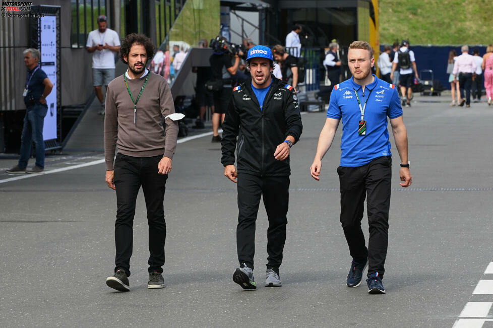 .. fährt Fernando Alonso gar nicht im Alpine A522: Ein technischer Defekt zwingt ihn erst in die Boxengasse, dann zur Aufgabe, noch vor dem Start. Besser läuft es ...