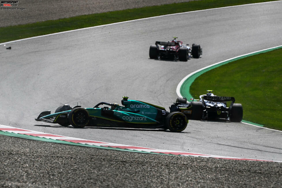 ... Sebastian Vettel im Aston Martin AMR22 nach einer erneuten Kollision, dieses Mal mit Pierre Gasly im AlphaTauri AT03 ausgangs Kurve 4. Vettel will außenrum überholen, es kommt zur Berührung, Vettel fliegt ab. Keine Punkte für ihn, aber ...