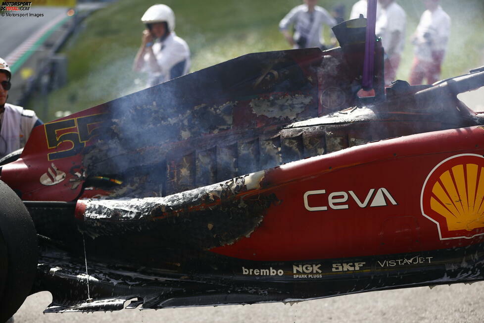 ... Carlos Sainz im zweiten Ferrari kurz vor Schluss mit Motorschaden ausscheidet. Der Silverstone-Sieger verliert damit einen sicheren dritten Platz, war zum Zeitpunkt seines Ausfalls drauf und dran, Verstappen noch von P2 zu verdrängen. Die Top 3 im Ziel aber ...