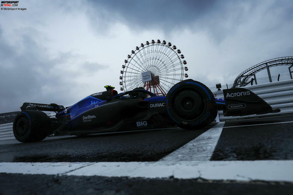 ... leistet sich Nicholas Latifi im Williams FW44 eine kuriose Szene: Er biegt in der Schikane 