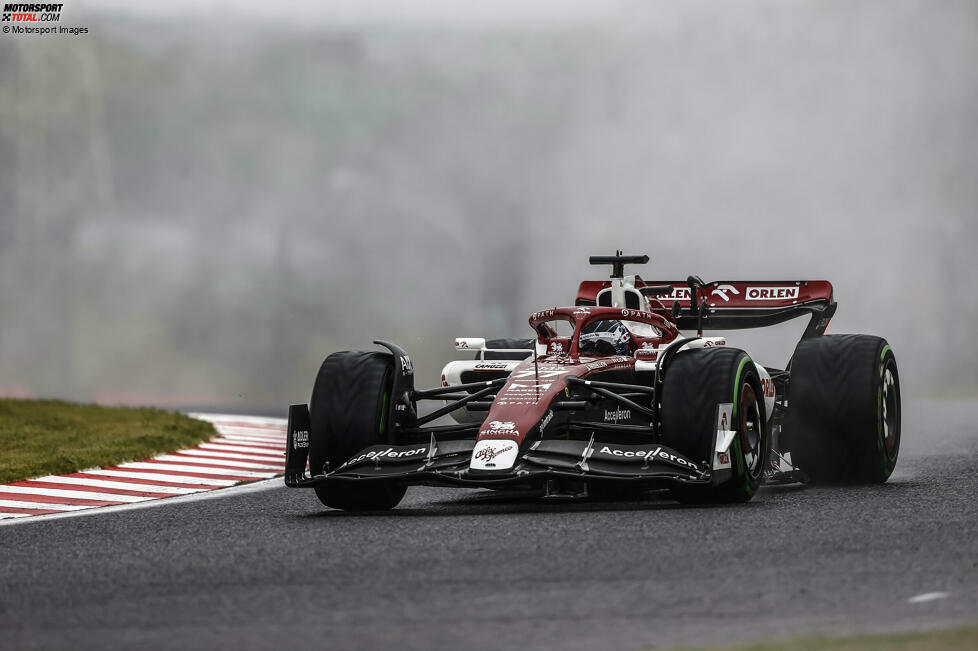 ... sorgt Alfa Romeo mit beiden Autos in den Top 10: Valtteri Bottas belegt im C42 den achten Platz, Guanyu Zhou wird Zehnter. Nur in der zweiten Hälfte des Klassements landet ...