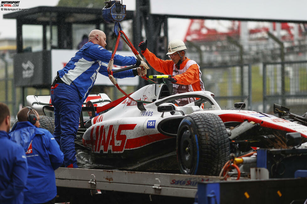 ... kurz vor dem Beginn des zweiten Trainings meldet Haas: Am Schumacher-Auto sei ein Chassis-Wechsel notwendig und Schumacher verpasse das zweite Training. Der Unfall hat also doch größere Folgen für den Deutschen! Ohne Schumacher ...