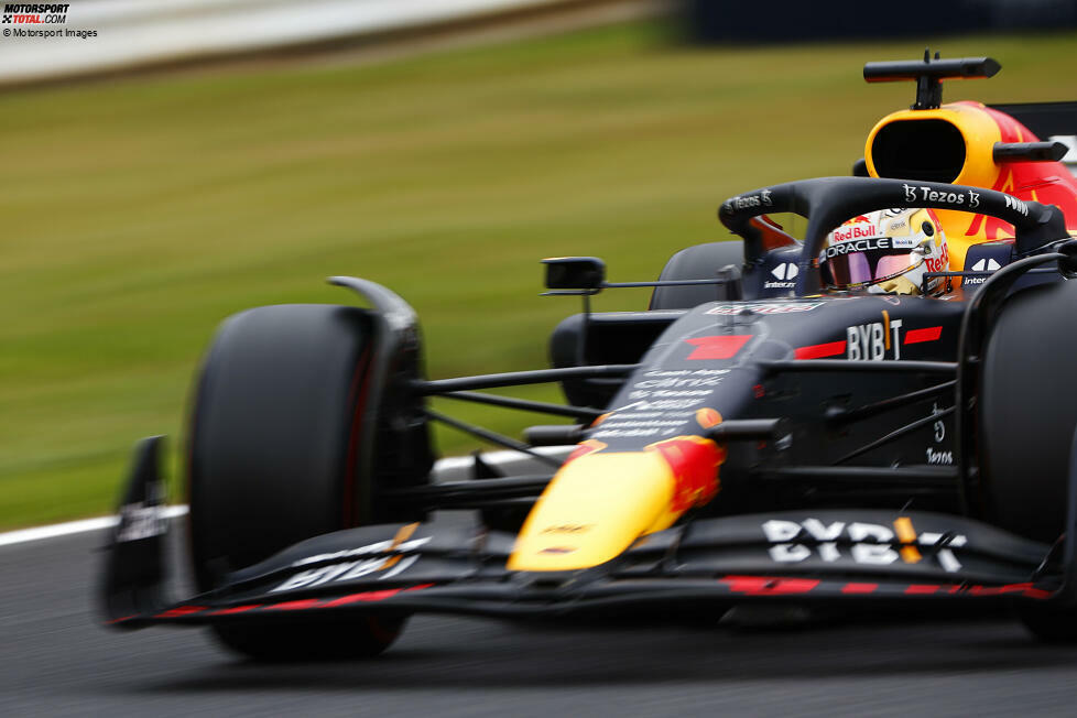 ... Verstappen nach einer haarigen Szene in der Aufwärmrunde in Q3: Er ist nach links ausgezackt, gerade als Norris vorbeifuhr. Wäre Norris nicht aufs Gras ausgewichen, es hätte womöglich gekracht. Die Sportkommissare untersuchten und sprachen wie bei ähnlichen Vorfällen dieser Art eine Verwarnung aus. Das heißt also ...