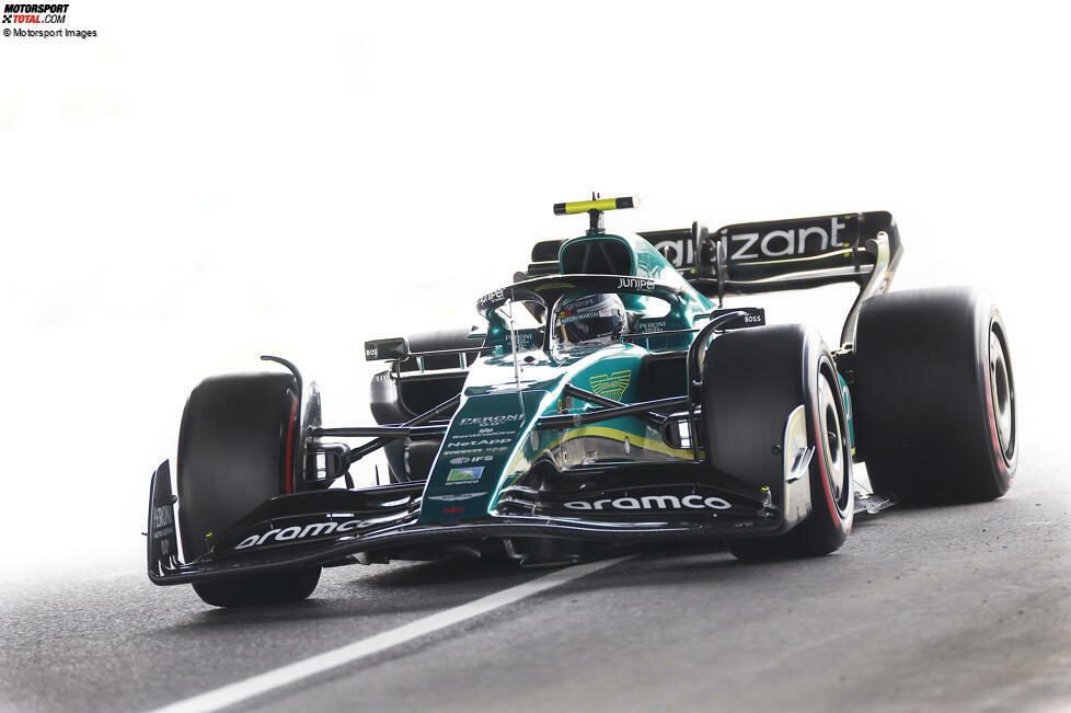 ... Sebastian Vettel im Aston Martin AMR22, der sich am Funk 