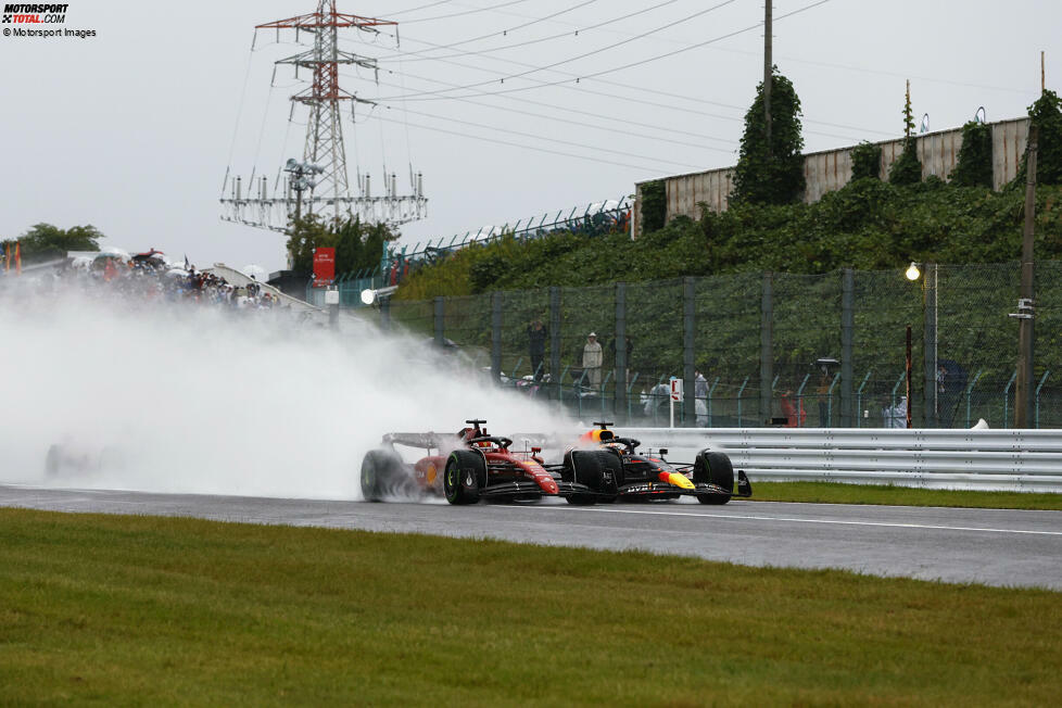 ... gerät er nur beim Start, als Leclerc im Ferrari F1-75 etwas besser wegkommt und Verstappen ihn außenrum (!) in Kurve 1 überholen muss, um vorne zu bleiben. Das mutige Manöver gelingt. Und ab da gibt es kein halten mehr. Hinter Verstappen aber ...