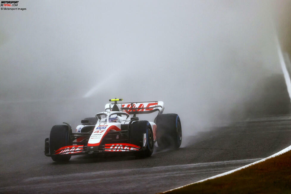 ... probiert Haas mit Mick Schumacher eine Risiko-Strategie und lässt Schumacher nach dem Restart lange auf Regenreifen fahren statt auf Intermediates zu wechseln. Dadurch rückt Schumacher immer weiter nach vorne auf, aber ...