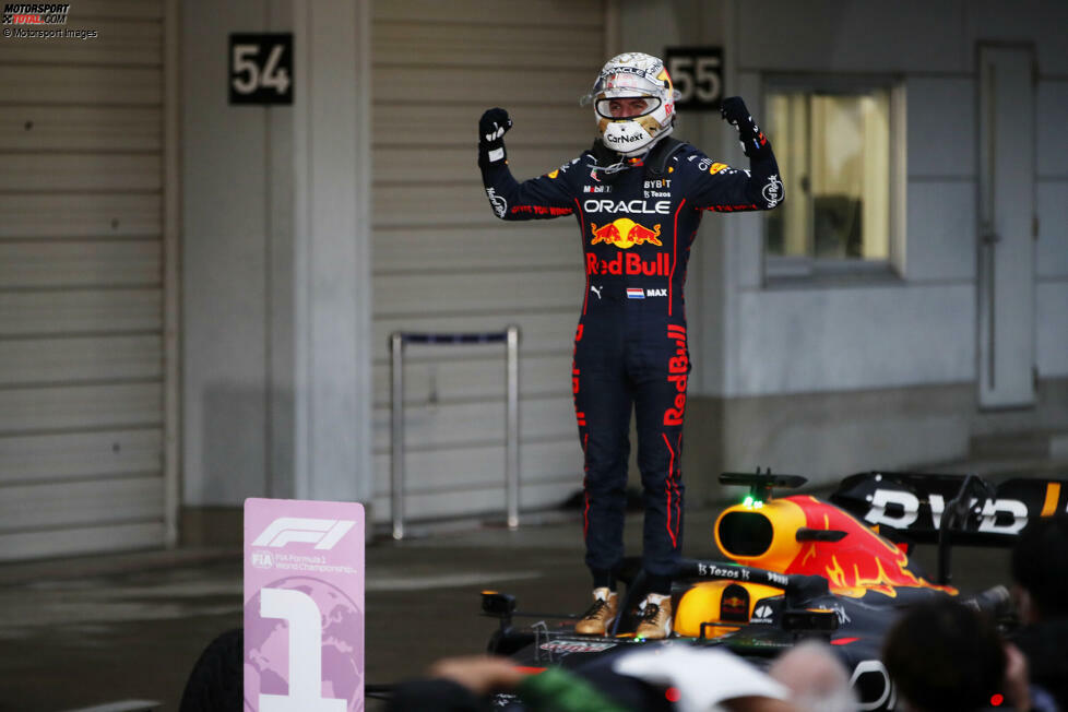 ... ist: Verstappen selbst und auch Red Bull weiß zunächst nichts vom Titelgewinn. Alle gehen nach der frühen Rotphase von reduzierten Punkten aus, errechnen eine mögliche Entscheidung erst beim USA-Grand-Prix in Austin in zwei Wochen. Die FIA-Regeln aber ...