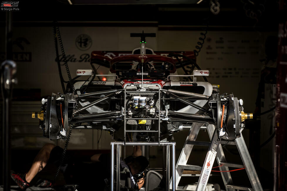 Eine großartige Aufnahme des Alfa Romeo C42 in der Garage, während das Team den Wagen für das erste Rennen der Saison vorbereitete.