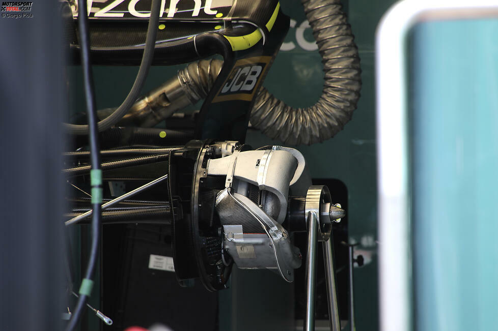 Ein Blick unter die Abdeckung der Bremstrommel-Verkleidung am Heck des AMR22 beim Grand Prix von Frankreich. Man beachte die Verrohrung und die Abschirmung, die den Durchgang der Kühlluft steuern und den Temperaturtransfer regeln.