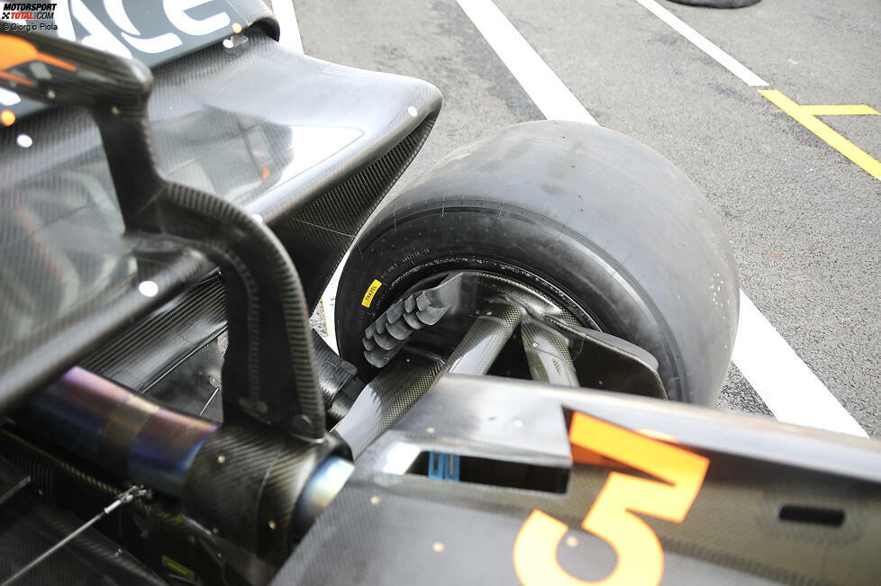 Ein weiterer Winkel, der die zusätzlichen Winglets zeigt, die am hinteren Bremskanalauslass angebracht sind.