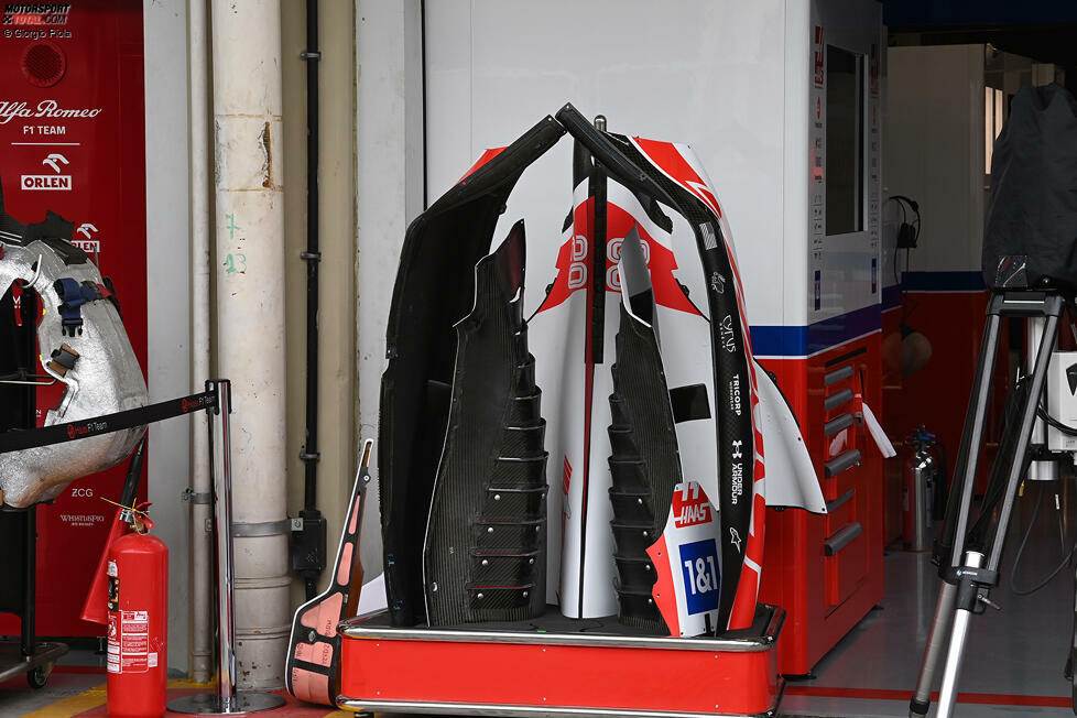 Haas VF-22: Motorhaube