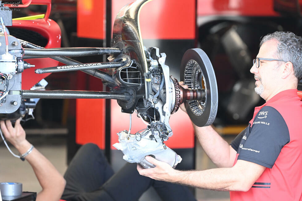 Ferrari F1-75: Vorderrad-Aufhängung mit Bremsscheibe