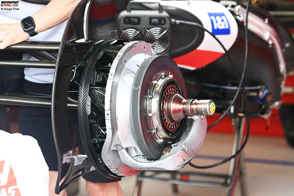 Haas VF-22: Vorderrad-Bremse