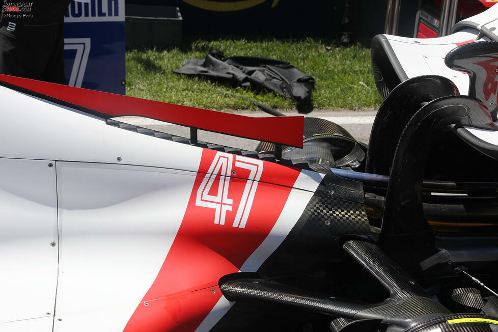 Haas VF-22: Motorhaube mit Finne