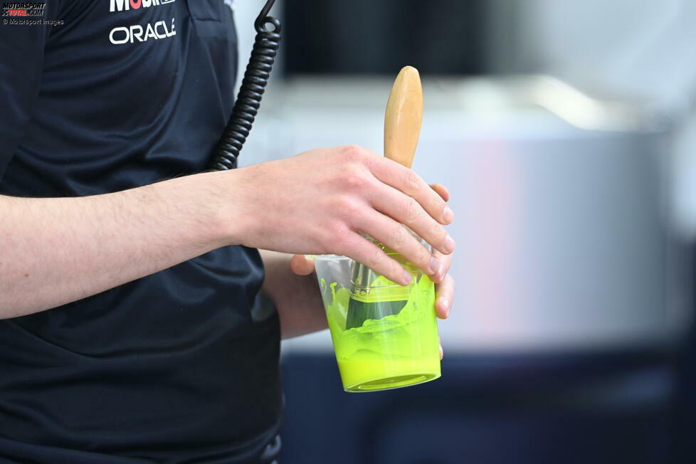 Mechaniker mit Flow-Vis-Farbe