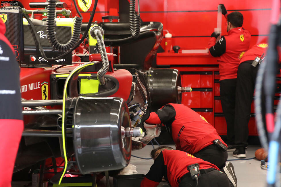 Ferrari F1-75: Arbeiten am Unterboden