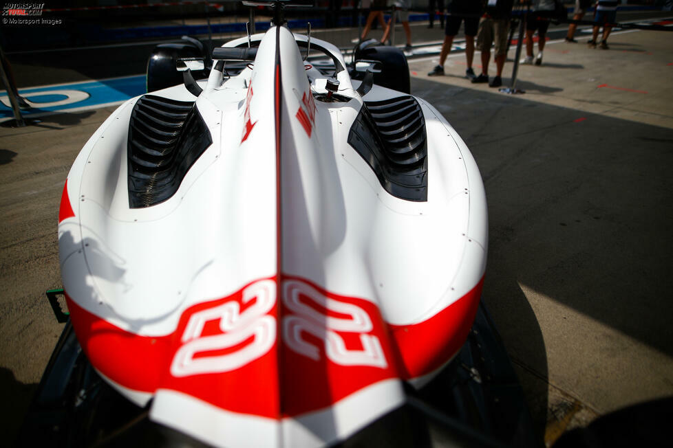 Haas VF-22: Seitenkasten und Motorhaube