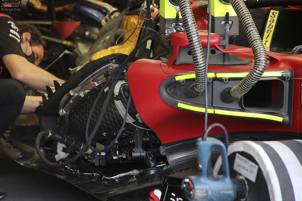 Ferrari F1-75: Kühlerinstallation