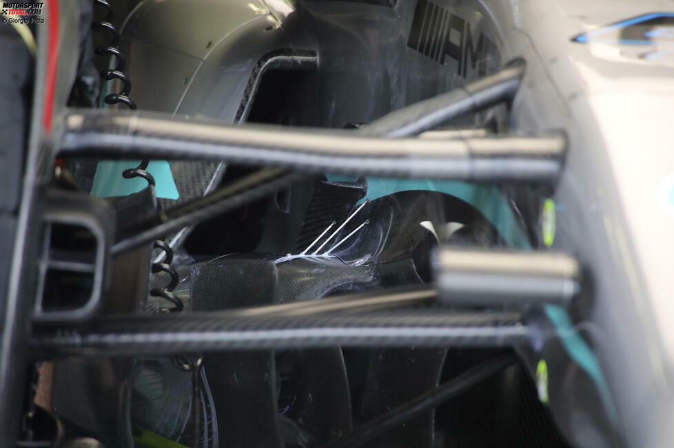 Mercedes W13: Vorderrad-Aufhängung mit Blick auf Seitenkasten