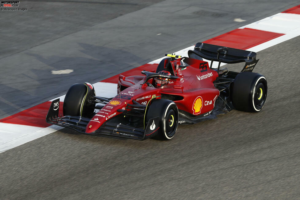 Carlos Sainz markiert im Ferrari F1-75 auf C4-Reifen eine neue Testbestzeit: 1:33.532 Minuten am späten Nachmittag. Damit bleibt er bis zum Ende der Einheit vorne, fast eine halbe Sekunde vor Max Verstappen im Red Bull RB18 und Lance Stroll im Aston Martin AMR22.