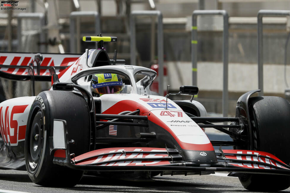 Mick Schumacher greift im Haas VF-22 erst mit Verzögerung ins Geschehen ein: Ein Ölleck hält das Fahrzeug länger als geplant in der Box. Erst danach kann Schumacher das Tagesprogramm beginnen.