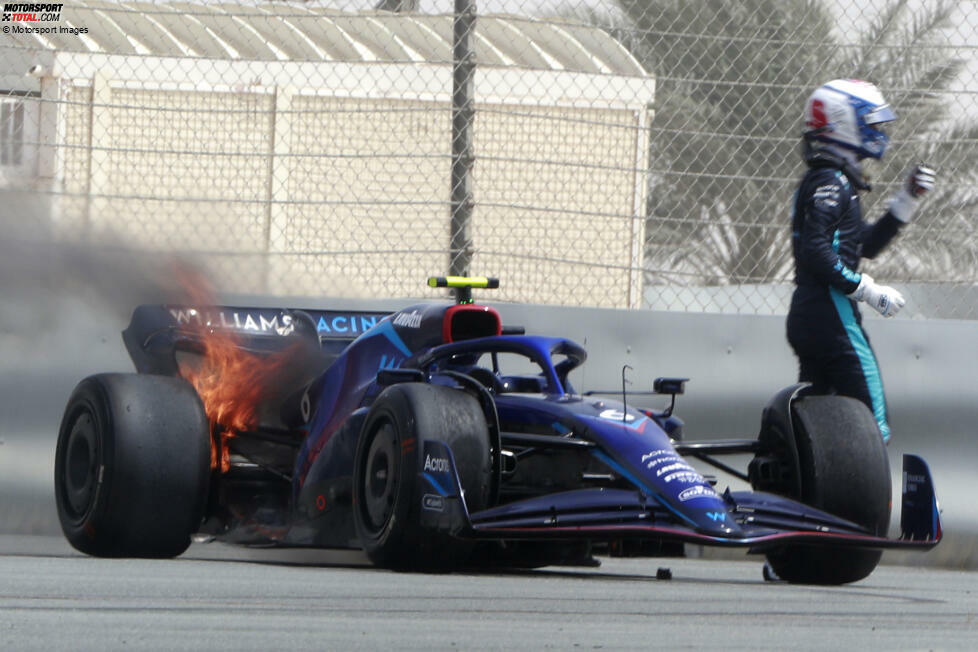 Nach fast zwei Stunden am Vormittag fangen die Bremsen des Williams FW44 von Nicholas Latifi Feuer, das Fahrzeug dreht sich weg, bleibt in der Auslaufzone liegen und brennt. Dann ...