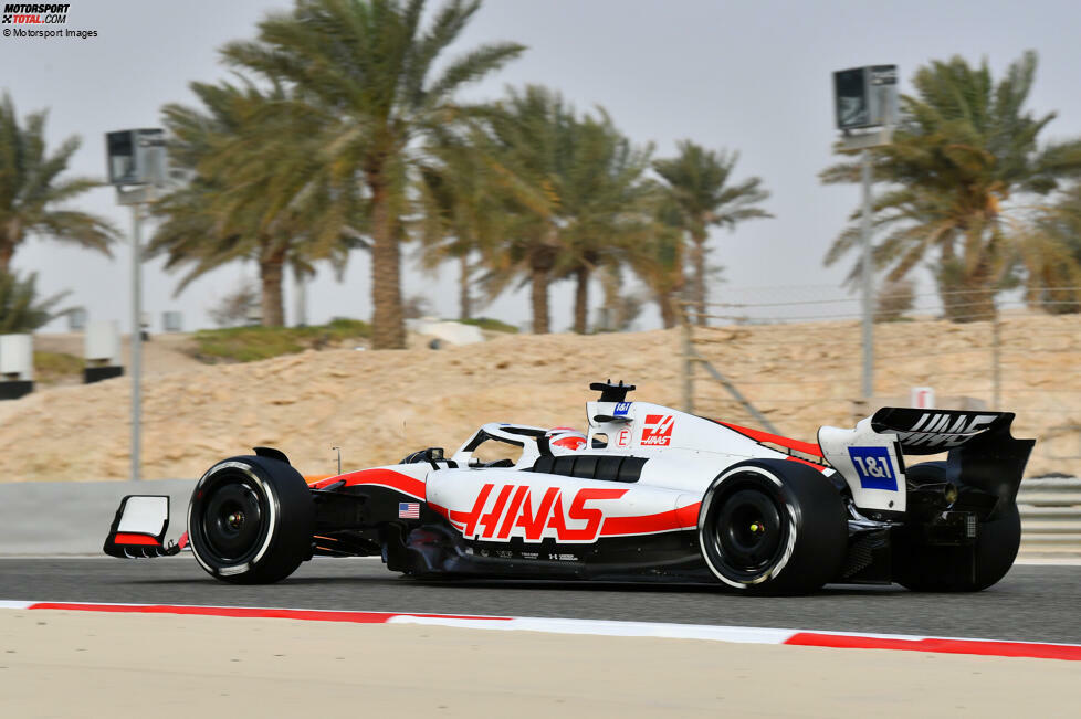 Am Nachmittag übernimmt Kevin Magnussen bei Haas den VF-22 und gibt damit sein Formel-1-Comeback nach einer Auszeit in der Saison 2021.