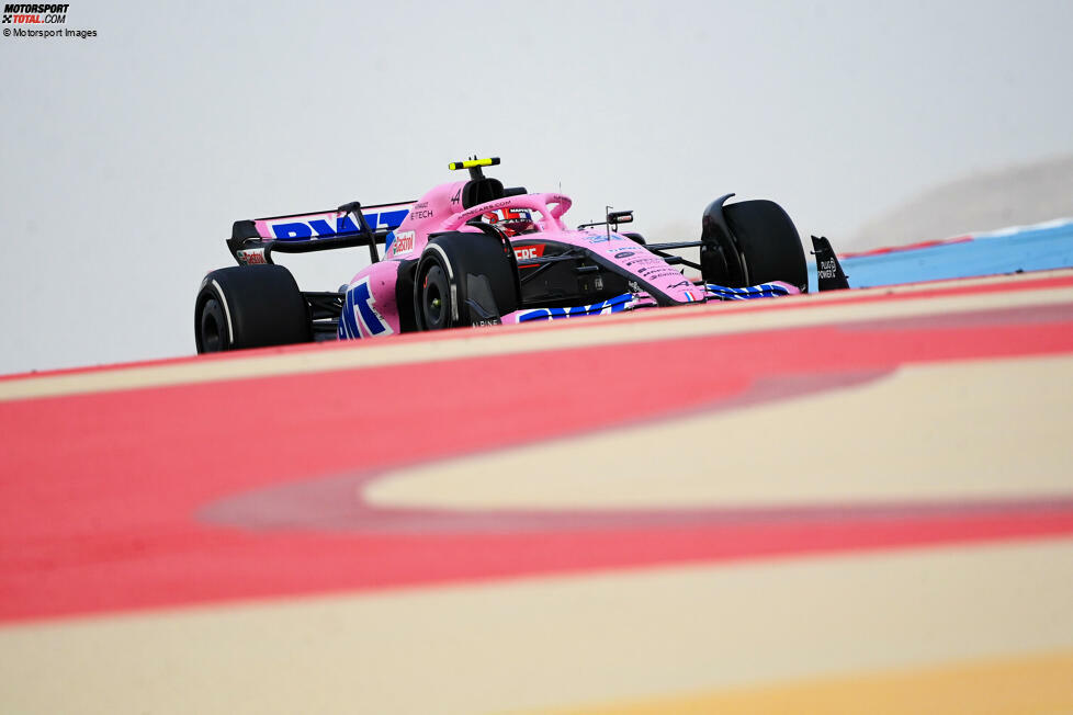 Gut eineinhalb Stunden vor dem Ende des Testtags rollt Esteban Ocon im Alpine A522 aus. Das Team meldet, man habe 