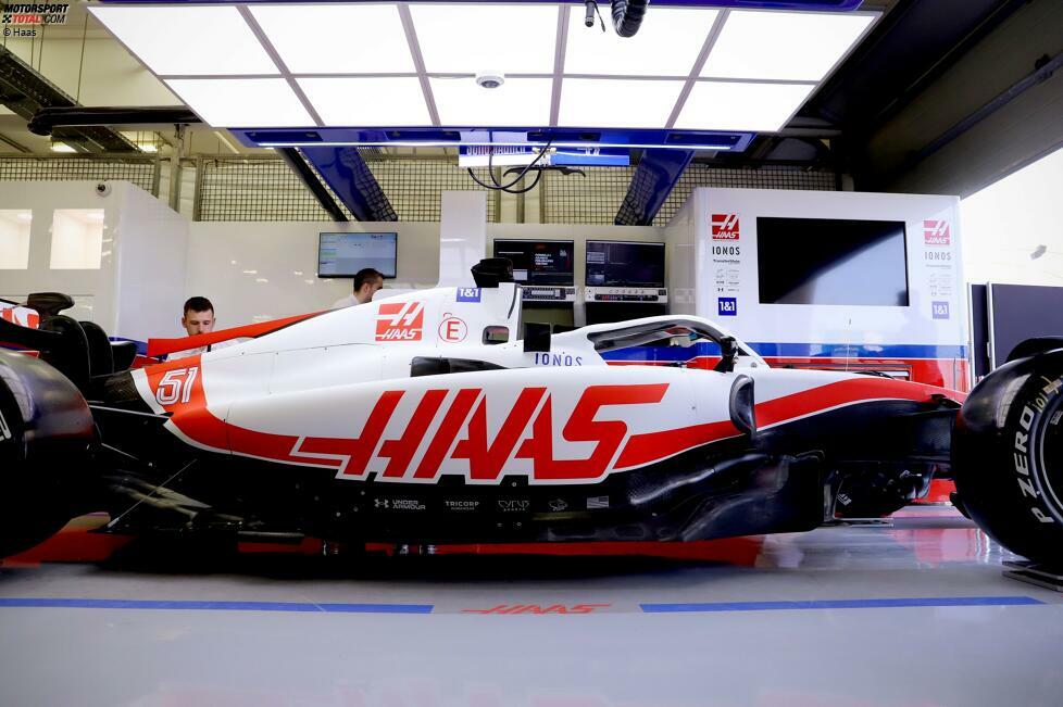 Haas hat am Vormittag zum dritten Mal in diesem Jahr ein neues Farbdesign vorgestellt, dieses Mal als Reaktion auf das Aus von Titelsponsor Uralkali. Und jetzt wirbt Gene Haas mit seiner gleichnamigen Firma noch prominenter am eigenen Auto. Ebenfalls eine Premiere ...