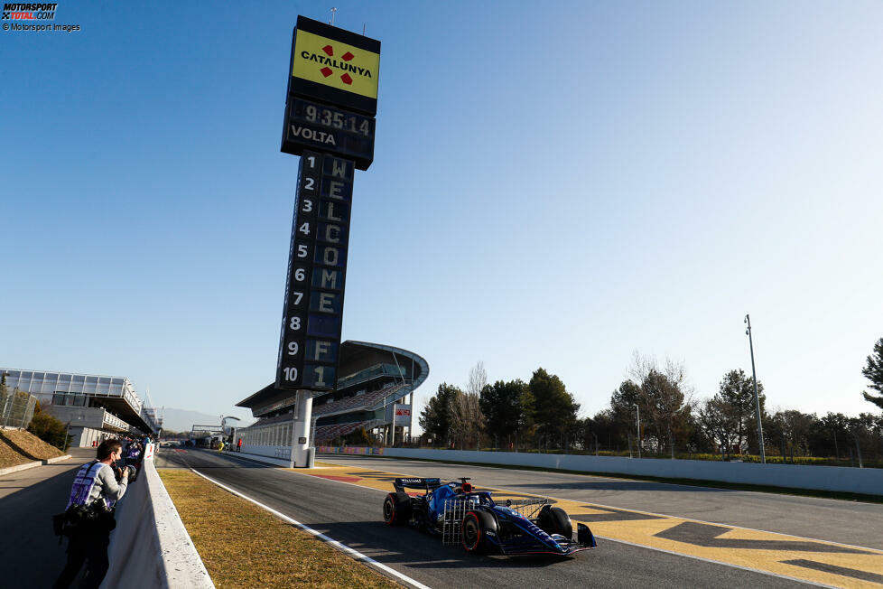 Die Formel-1-Wintertests 2022 haben begonnen! Hier tragen wir die Höhepunkte des ersten Testtags in Barcelona zusammen und informieren kompakt über alle wichtigen Ereignisse!