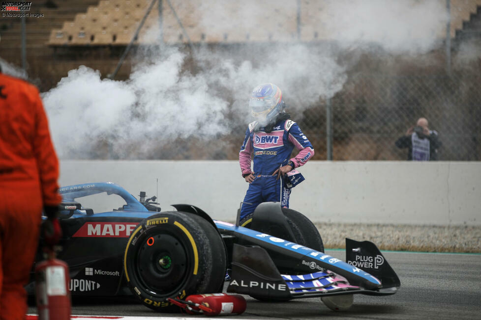 Fernando Alonso im Alpine A522 löst nach knapp einer Stunde die erste Rotphase des Tages aus, die dritte bei den Testfahrten in Barcelona. Er stellt sein Auto mit viel Rauch am Streckenrand ab und steigt aus. Später meldet das Team: Ein Leck im Hydraulik-System habe den Ausfall verursacht. Und ...