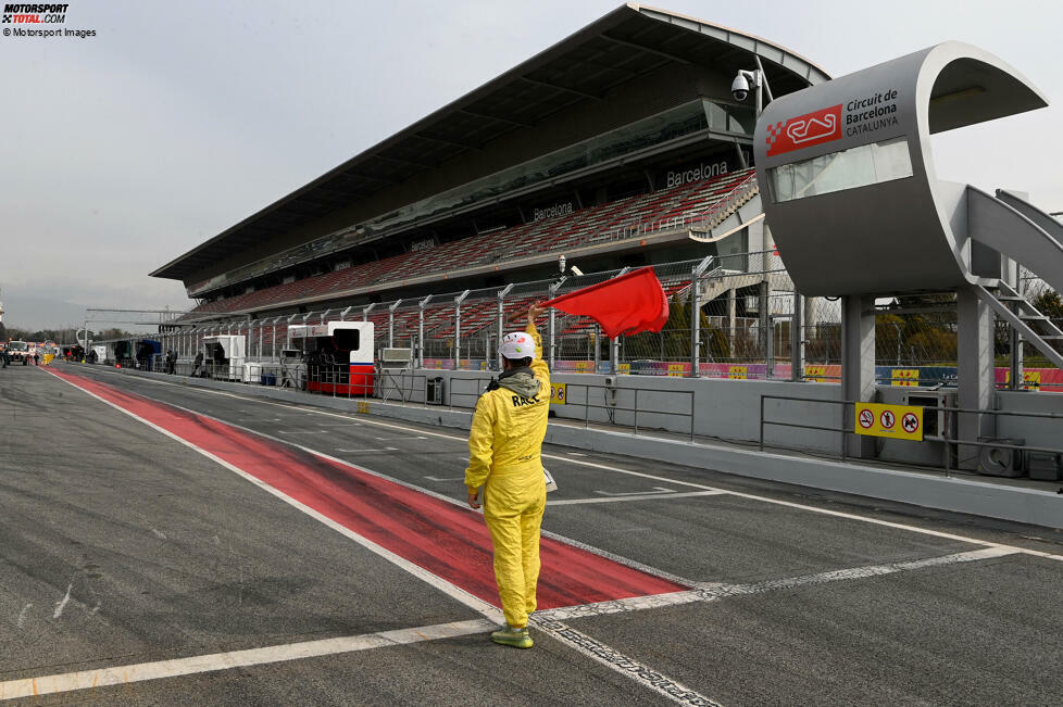 ... gibt es wieder rote Flagge, und wieder aufgrund von Guanyu Zhou: Der Alfa-Romeo-Fahrer hat gerade die Box verlassen, da steht sein Auto erneut auf der Strecke. Vierte Unterbrechung in vier Stunden Fahrzeit am dritten Testtag.