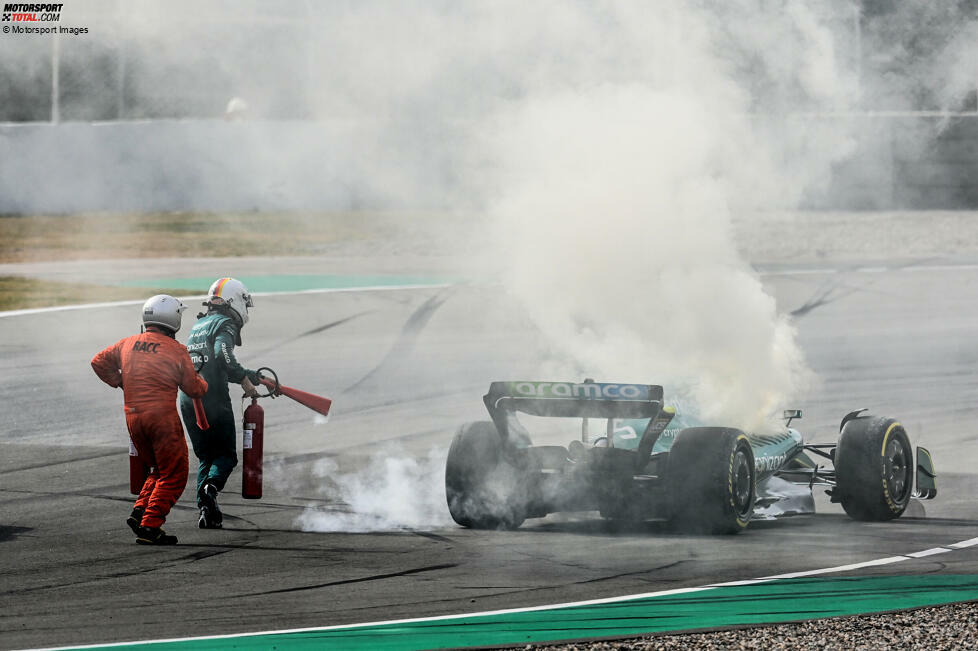 ... weil Vettels Auto brennt, greift Vettel mal wieder selbst zum Feuerlöscher und hilft mit, größere Schäden am Fahrzeug zu vermeiden. Was den Brand ausgelöst hat, ist noch unklar.