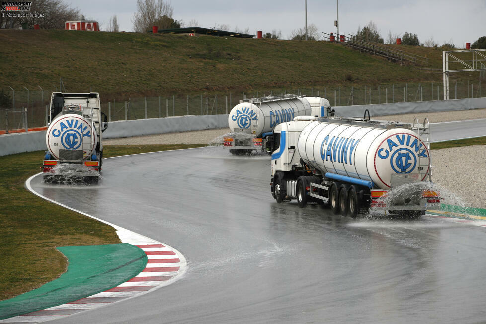 Für die Nachmittagseinheit wird der Circuit de Catalunya-Barcelona künstlich bewässert, damit die Teams die Pirelli-Regenreifen ausprobieren können. Das Wetter ist günstig: Weil viele Wolken da sind, trocknet es nicht so schnell ab und ...