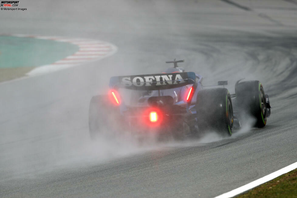 ... die Fahrer gehen alsbald mit Intermediates auf die nasse Strecke. Die Formel 1 2022 fährt erstmals mit den neuen Autos bei (simuliertem) Regen.
