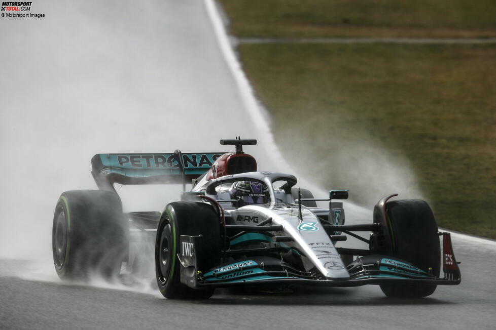 Kurz vor Schluss schnappt sich Lewis Hamilton noch die Bestzeit und schließt damit als Wochenschnellster ab. Mit dem weichsten C5-Reifen hat er vier Zehntelsekunden Vorsprung auf Red Bull - und eine noch schnellere Runde kurz vor Schluss abgebrochen.