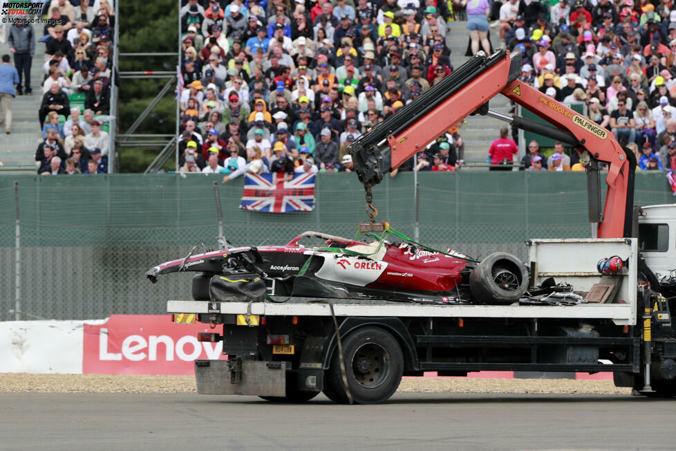 Das Unfallauto von Guanyu Zhou in Silverstone 2022: Nach einem schweren Crash mit Überschlag und Landung im Fangzaun hinter (!) den Reifenstapeln ist nicht mehr viel übrig vom Alfa Romeo C42. Zhou selbst bleibt praktisch unverletzt. Wir zeigen auf mit Bildern, wie es dazu kam!